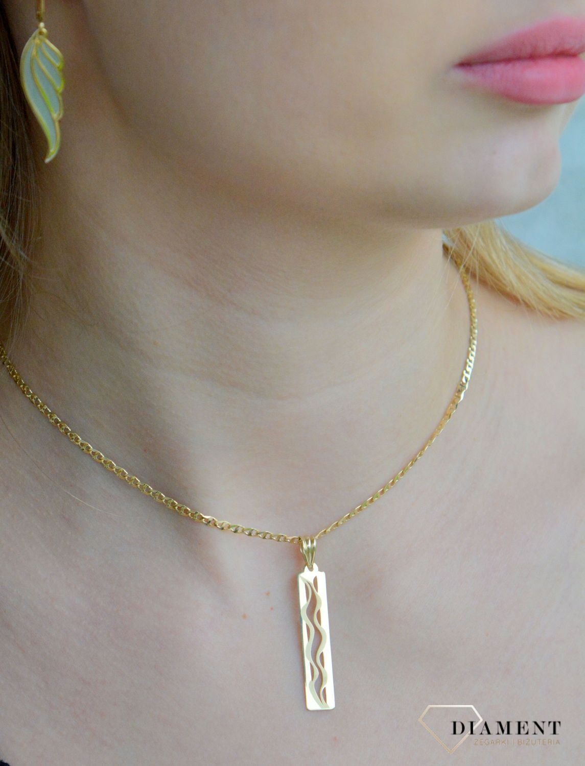 Złota zawieszka 585 prostokątna pałeczka z falistym wzorem ZA 7592.jpg